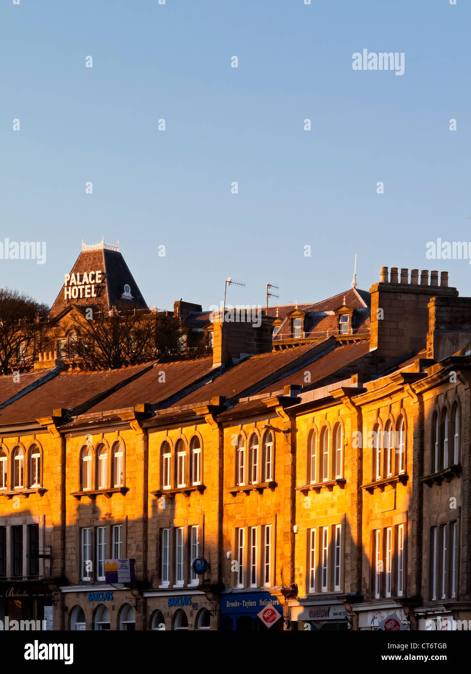 Reihe von Gebäuden mit dem Palace-Hotel hinter in Buxton eine Kurstadt im Peak District Derbyshire England UK Stockfoto