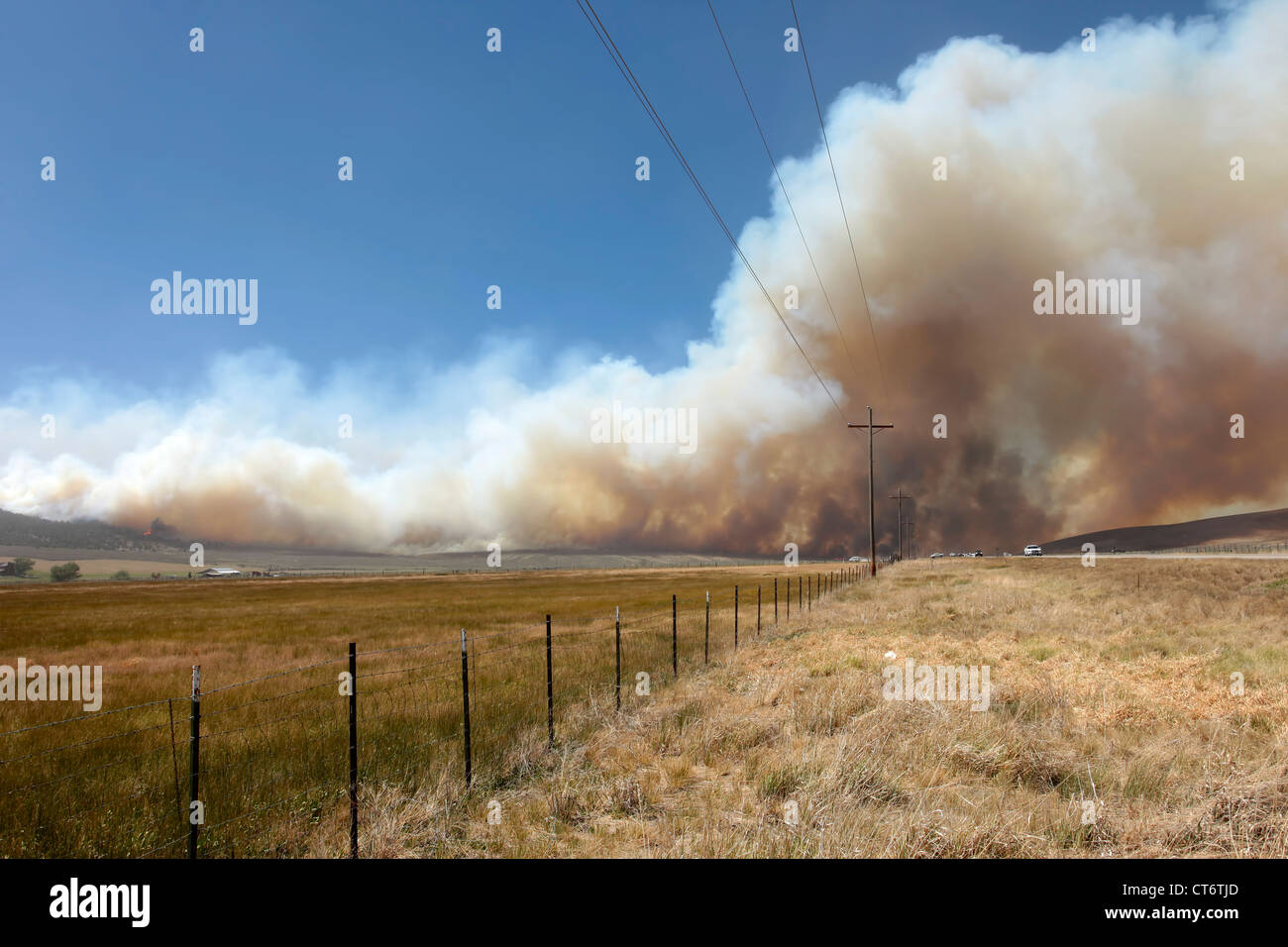 Wildfire tobt außer Kontrolle und Hügeln im zentralen Utah brennt. Stockfoto