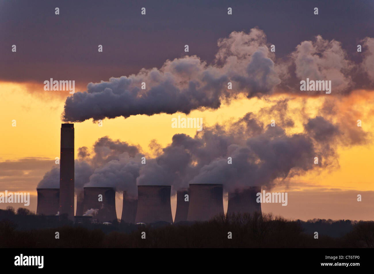 CO2-Emissionen des Kohlekraftwerks und Luftverschmutzung durch die Kühltürme von Ratcliffe auf dem Kohlekraftwerk Nottinghamshire England UK GB Stockfoto