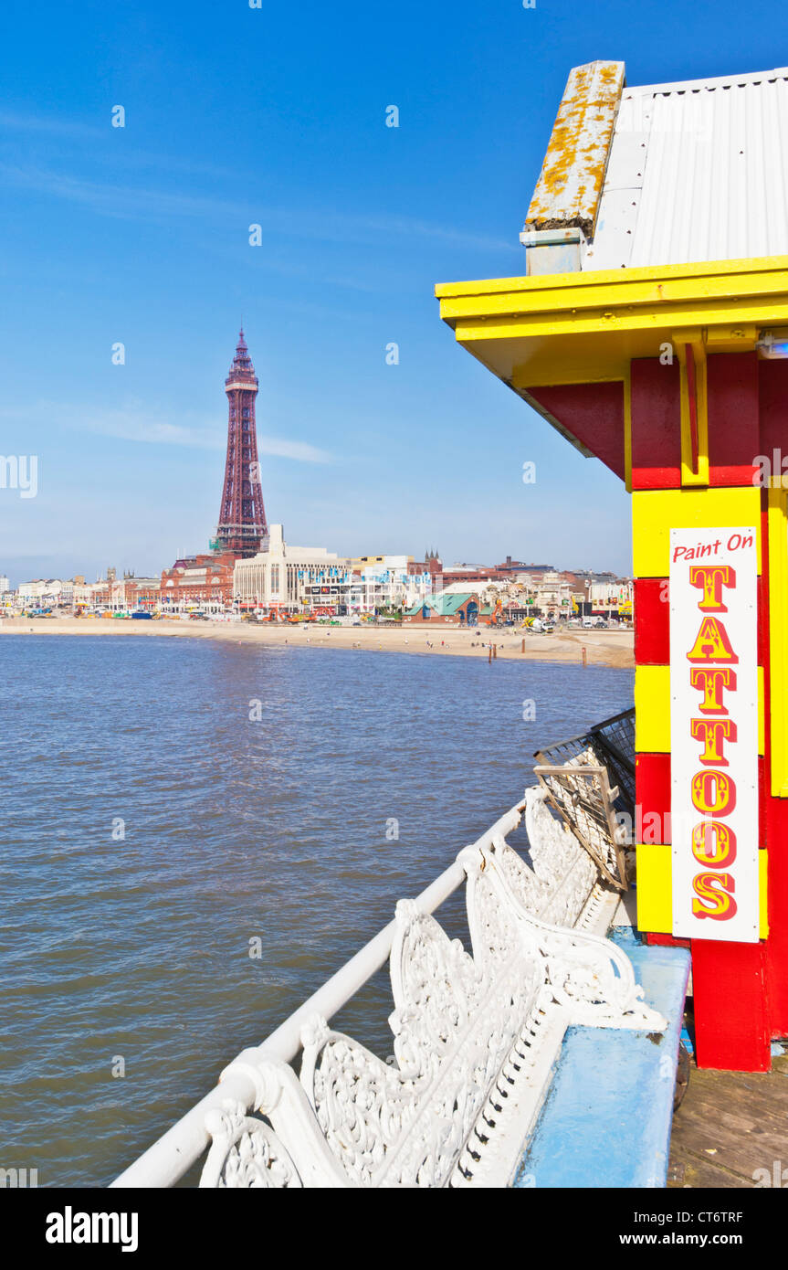 Blackpool Tower direkt am Meer und Strand von Pier Blackpool Lancashire England GB UK EU Mitteleuropa Stockfoto