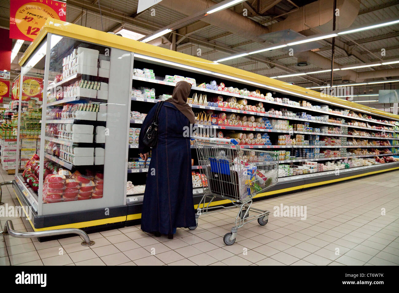 Arabische Frau einkaufen in einem marokkanischen Supermarkt, Taroudant, Marokko Afrika Stockfoto