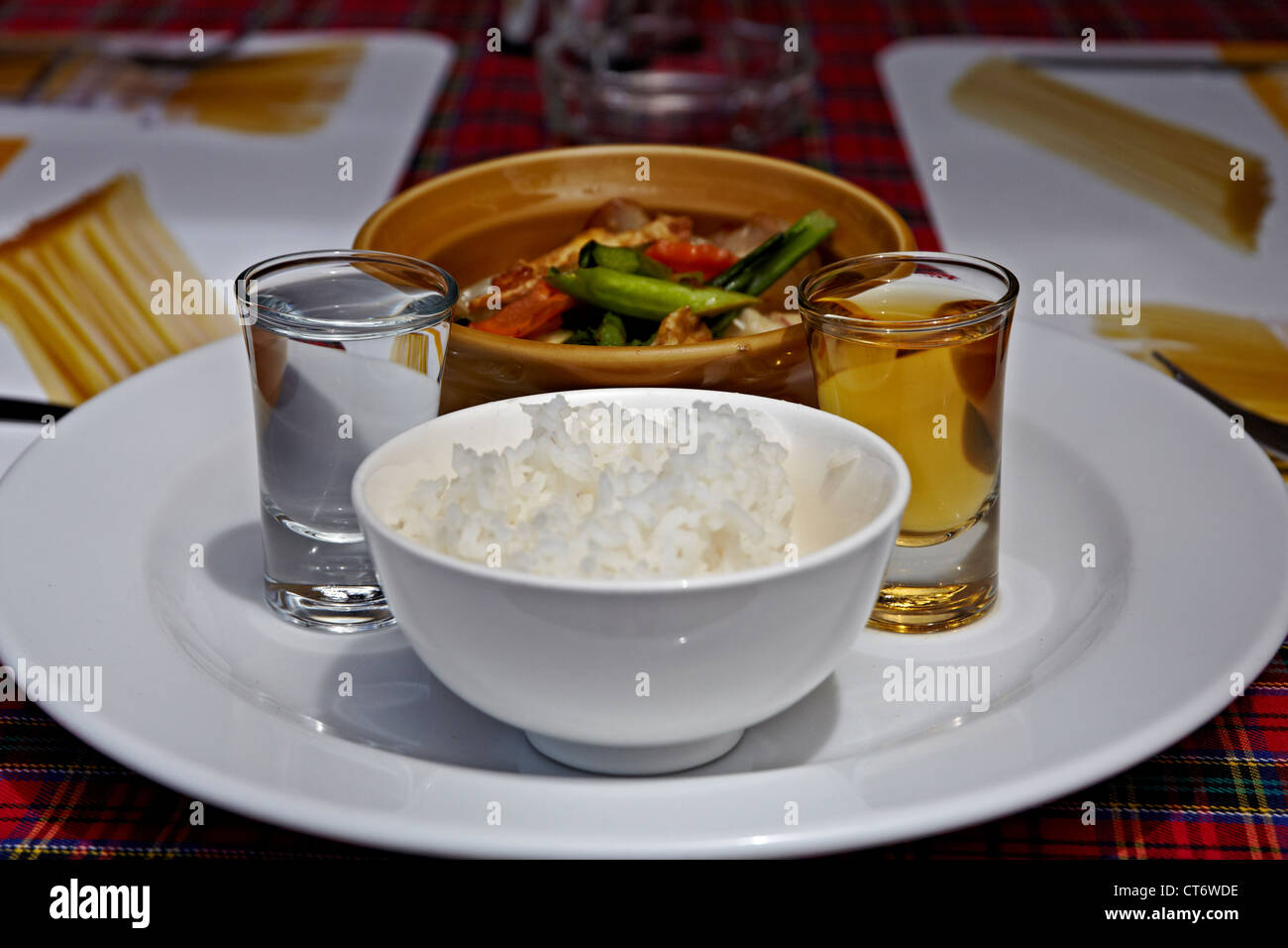 Buddha-Opfergabe. Traditionelles thailändisches Essen, das als tägliches Angebot an Buddha serviert wird. Dies ist eine weit verbreitete Praxis für Thailands Buddhisten Stockfoto