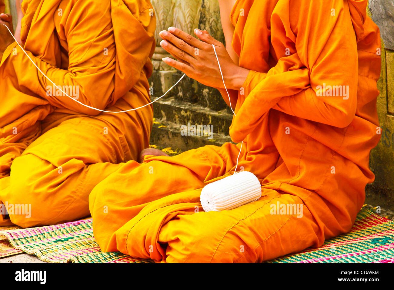 Die Mönche und die religiösen Rituale in thai Tempel Stockfoto