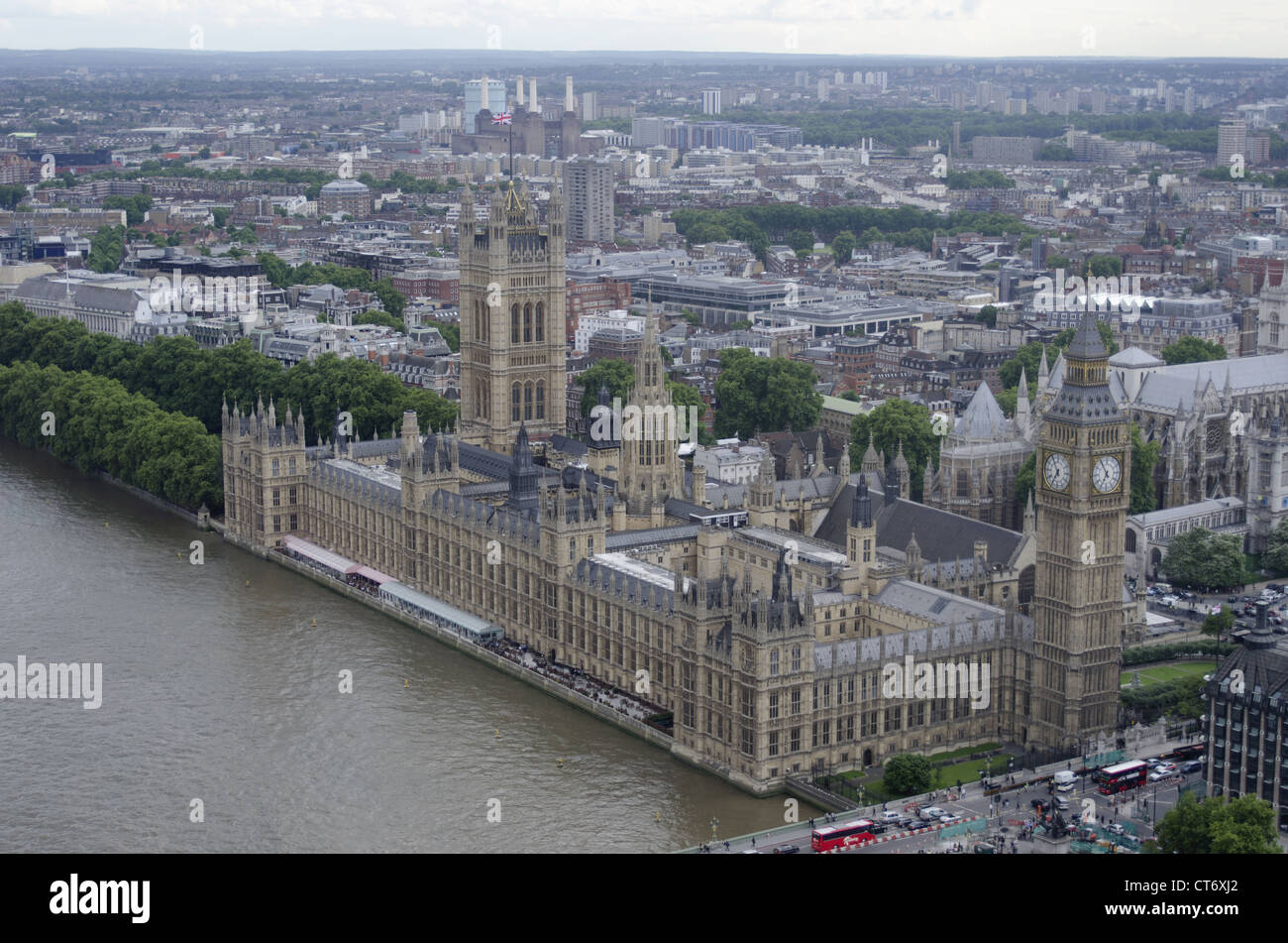 Arial Ansicht von The Victoria Tower (links), gesehen drohend über dem Palace of Westminster von der Westminster Bridge in London Stockfoto