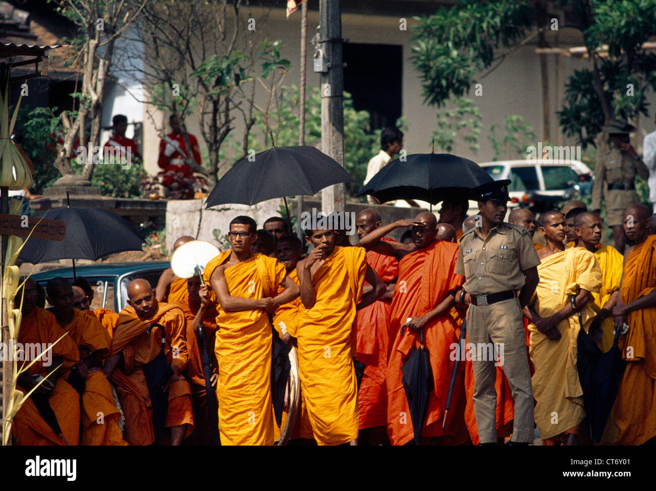 Kandy Sri Lanka Einleitung der Chief buddhistische Prozession Sonnenschirme buddhistischen Stockfoto