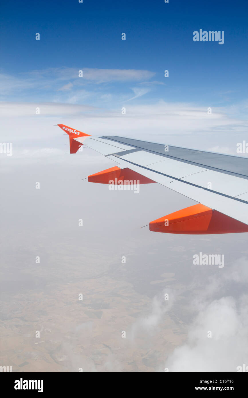 Blick vom Fensterplatz Easy Jet fliegen über dem spanischen Festland Stockfoto