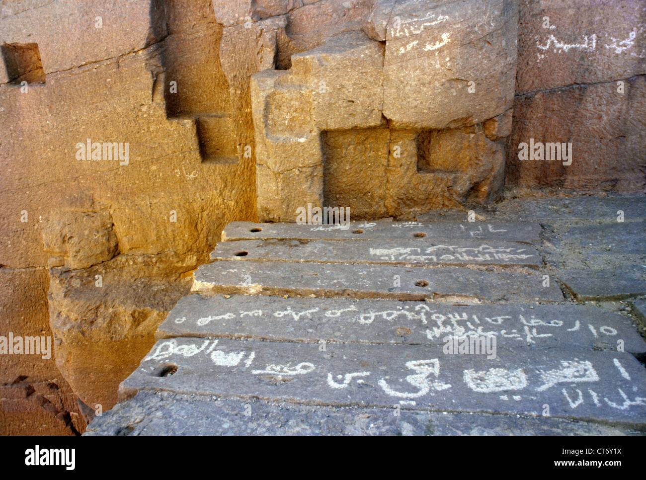 Ruinen des antiken Marib-Damms Jemen in Wadi Dhana 6. Jahrhundert v. Chr. (bekannt als der älteste Damm der Welt), heute UNESCO-Weltkulturerbe Stockfoto