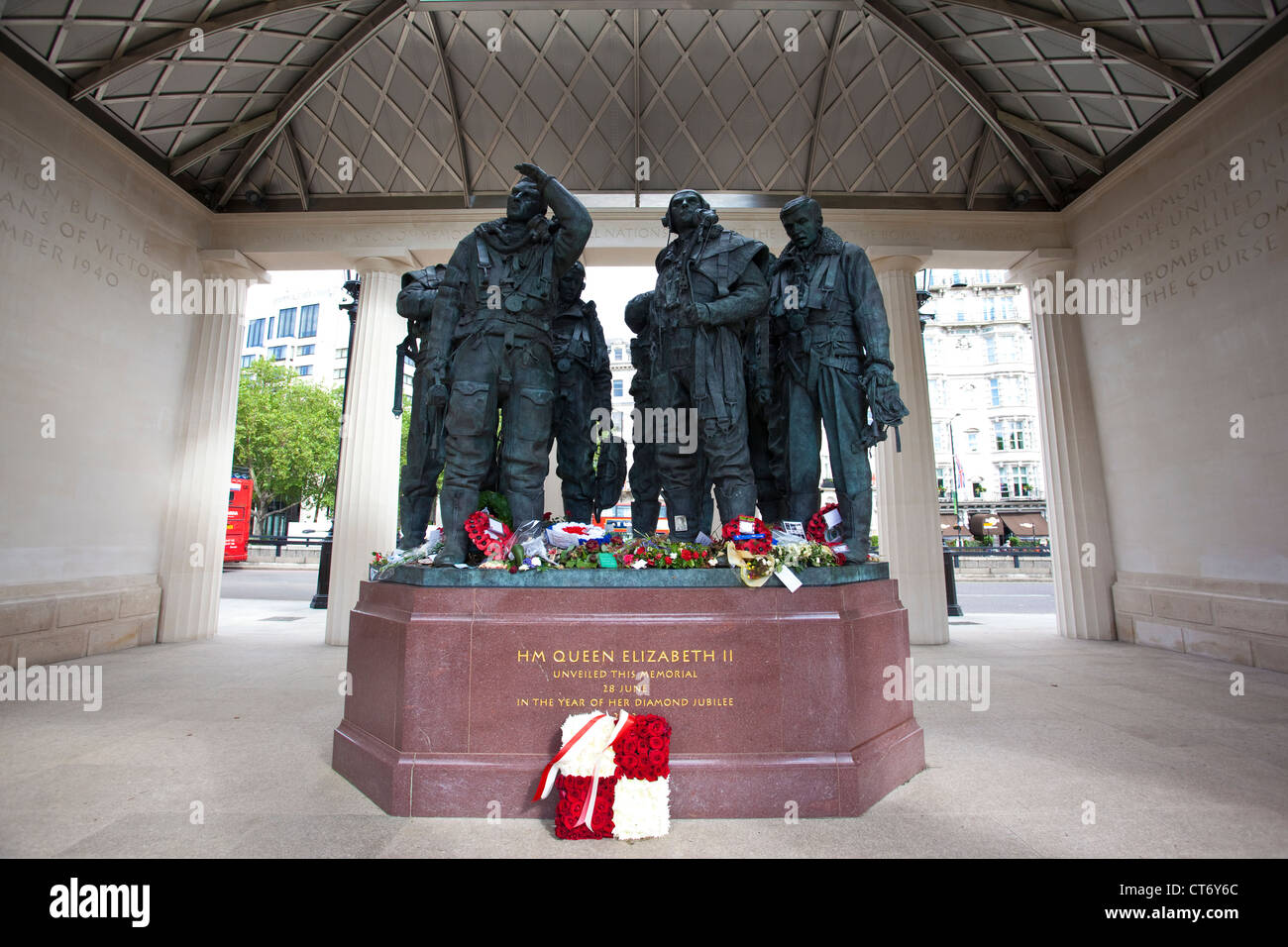 9ft Bronzeskulptur des sieben-Mann Bomberbesatzung innen das Bomber Command Memorial im Londoner Green Park, England, United Kingdom Stockfoto