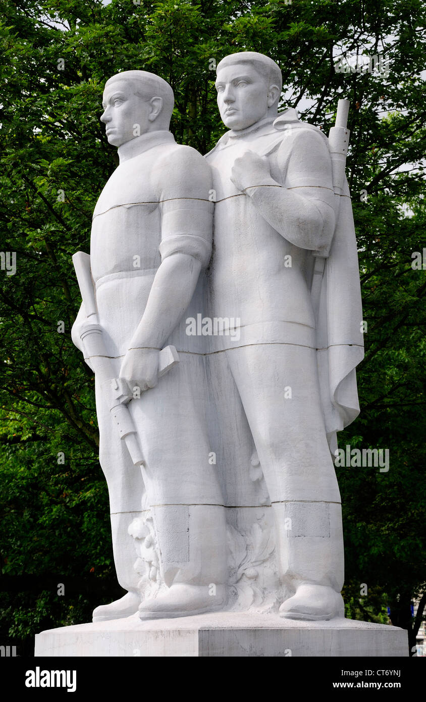 Lüttich, Belgien. Monument National la Widerstand im Parc d'Avroy. Zahlen, die bewaffneten Widerstand Stockfoto