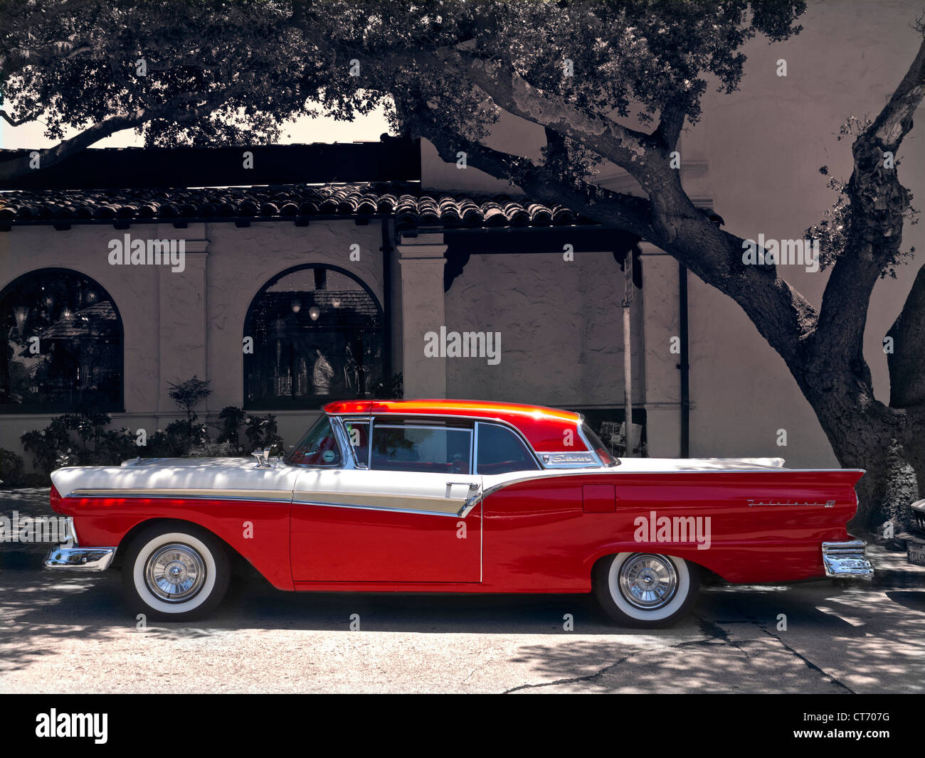 50er Jahre parkten Ford Fairlane Skyliner amerikanische Oldtimer motor im Carmel Kalifornien USA (getönten B&W Hintergrund) Stockfoto