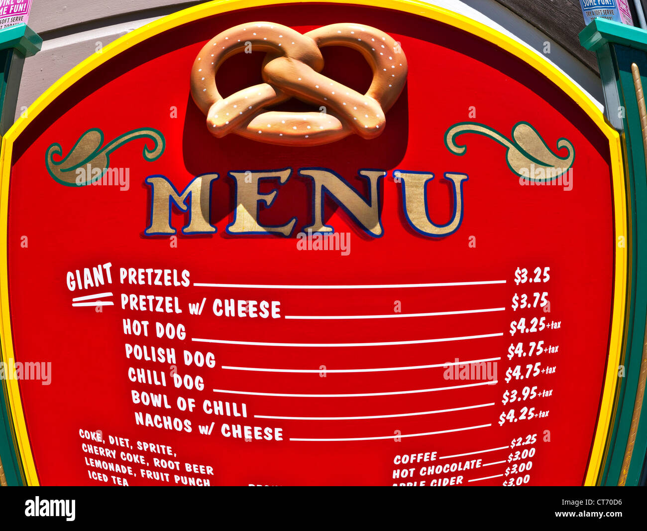 Amerikanische sonnenbeschienenen Touristenmenü mit Typ Snacks am Pier 39 mit konzeptionellen "Übergewicht" Behandlung von tonnenförmige Verzeichnung angewendet Stockfoto