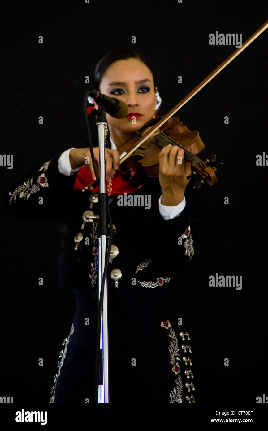 Universität von Texas Pan American (UTPA) Mariachi Aztlán Musiker, führt am Smithsonian Folklife Festival 2012. Stockfoto