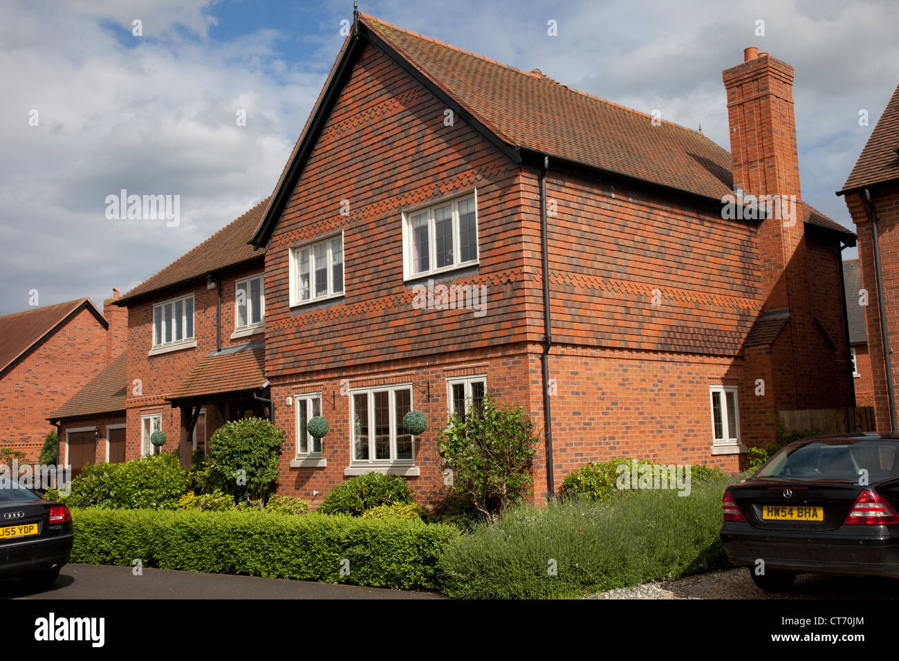 Neue rote Backsteinhaus mit dekorativen gefliesten Erdgeschoss auf exklusive Entwicklung in der Nähe von Loxley Stratford-upon-Avon UK Stockfoto
