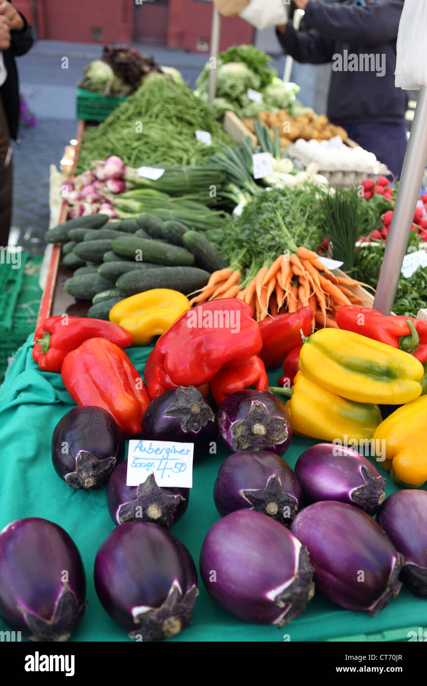Frisches Gemüse zu verkaufen in Basel, Schweiz Stockfoto