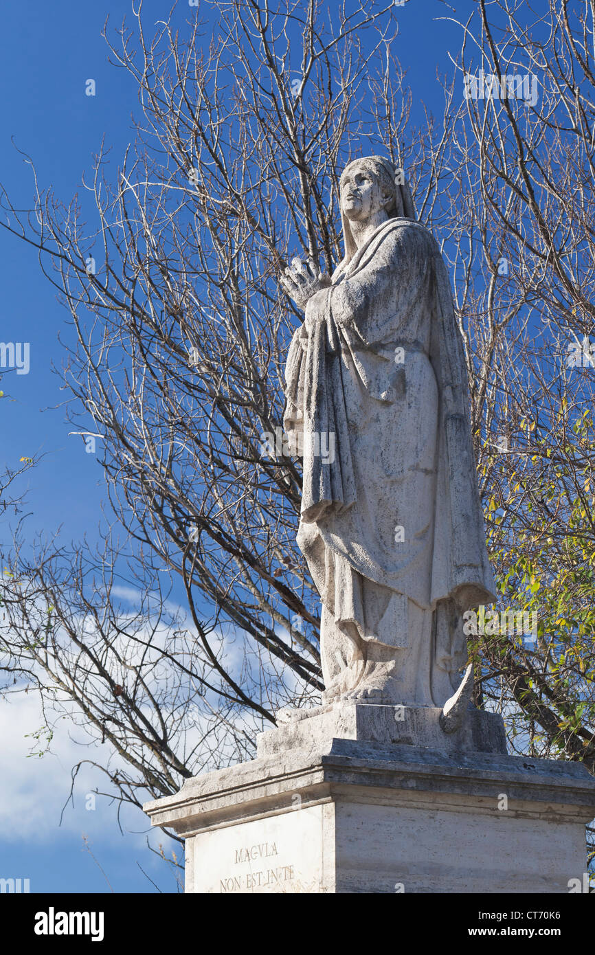 Statue der Jungfrau Maria von Domenico Piggiani, Milvischen Brücke, Rom, Italien Stockfoto