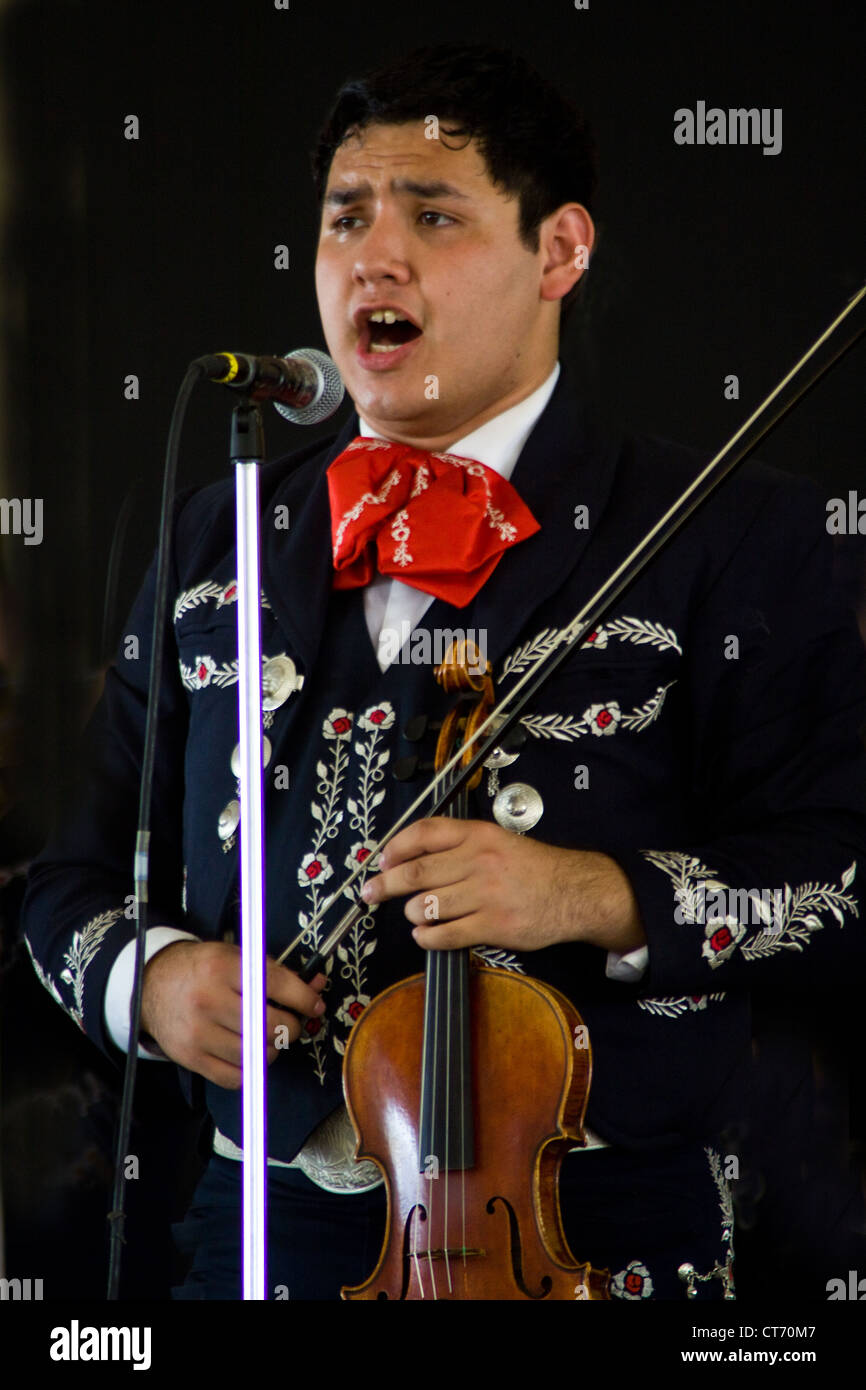 Universität von Texas Pan American (UTPA) Mariachi Aztlán Musiker, führt am Smithsonian Folklife Festival 2012. Stockfoto