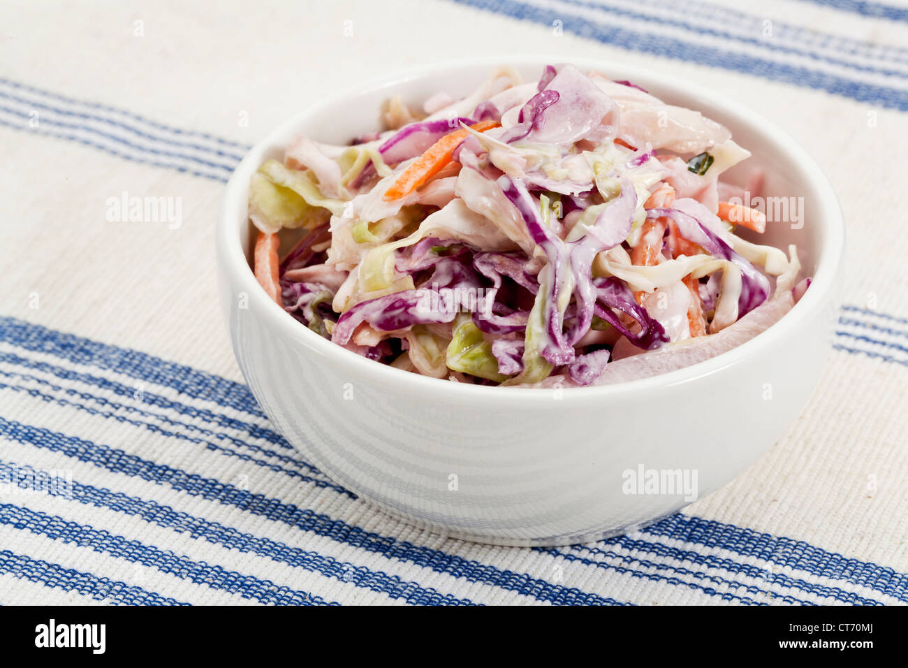 Schüssel Krautsalat Salat - Beilage auf einer Tischdecke Stockfoto