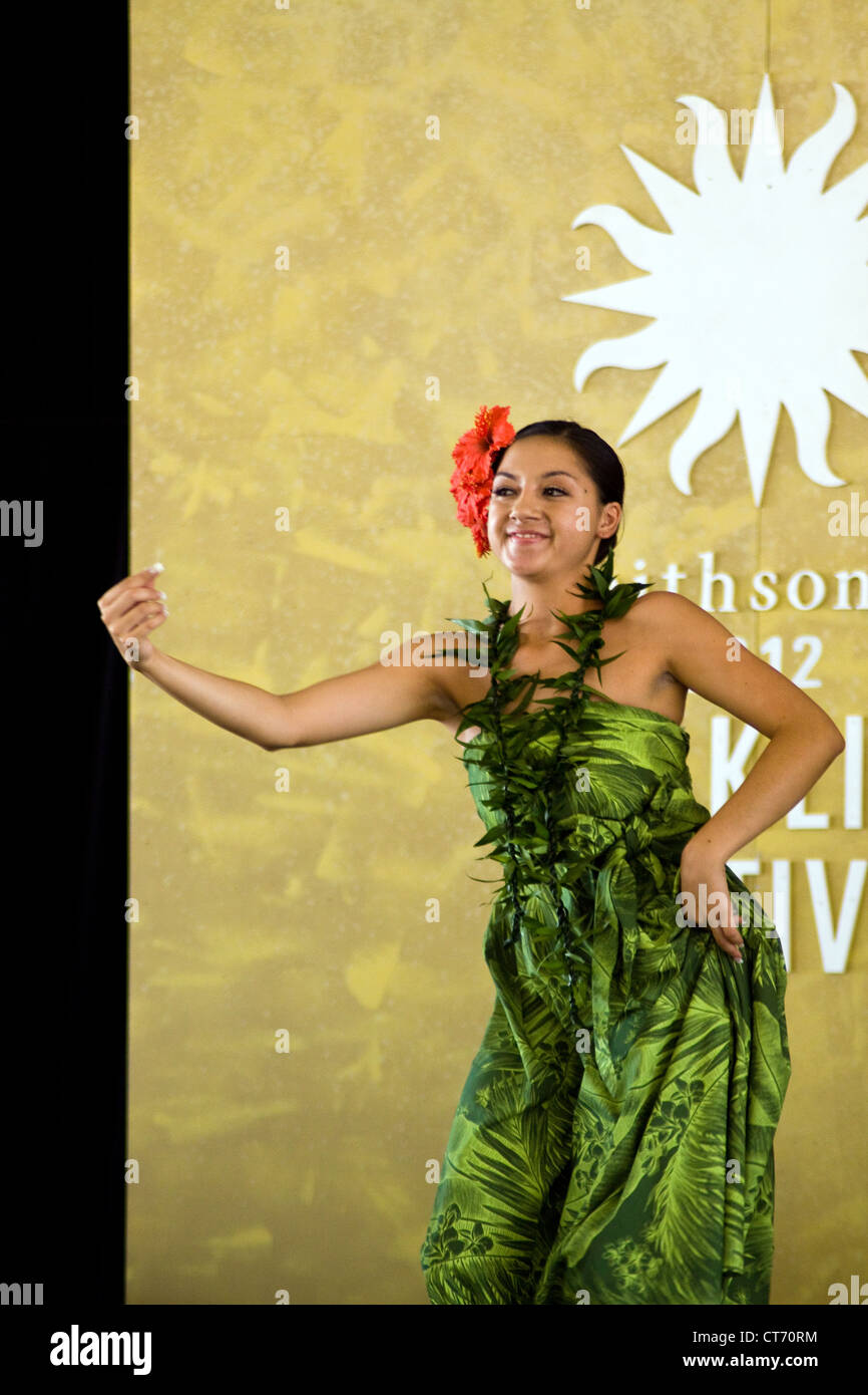Tuahine Truppe Hula-Tänzerin aus Hawaii Community College, führt am Smithsonian Folklife Festival 2012. Stockfoto