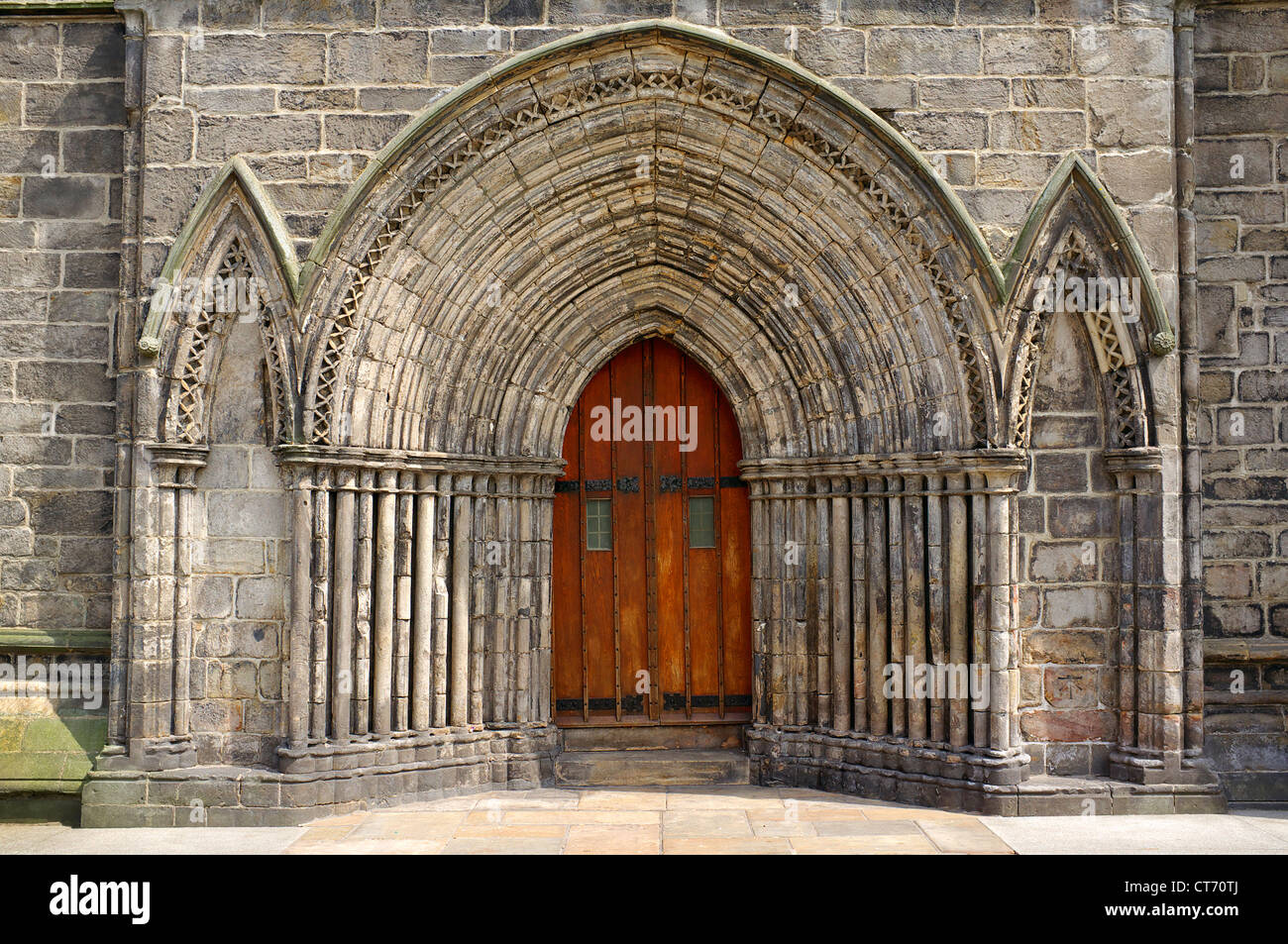 Eingangsportal, Paisley Abbey, Paisley Renfrewshire, zeigt Steinmetzarbeiten und gewölbte Mauerwerk Stockfoto