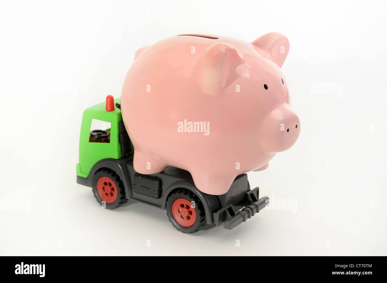 SPARSCHWEIN AUF RÜCKSEITE SPIELZEUG LKW WIEDER HOUSE MOVES HYPOTHEKEN BANKEN EINKOMMEN ZAHLEN EINSTANDSPREISE HAUS BEWEGEN CASH EINSPARUNGEN RENTEN SCHULDEN UK Stockfoto