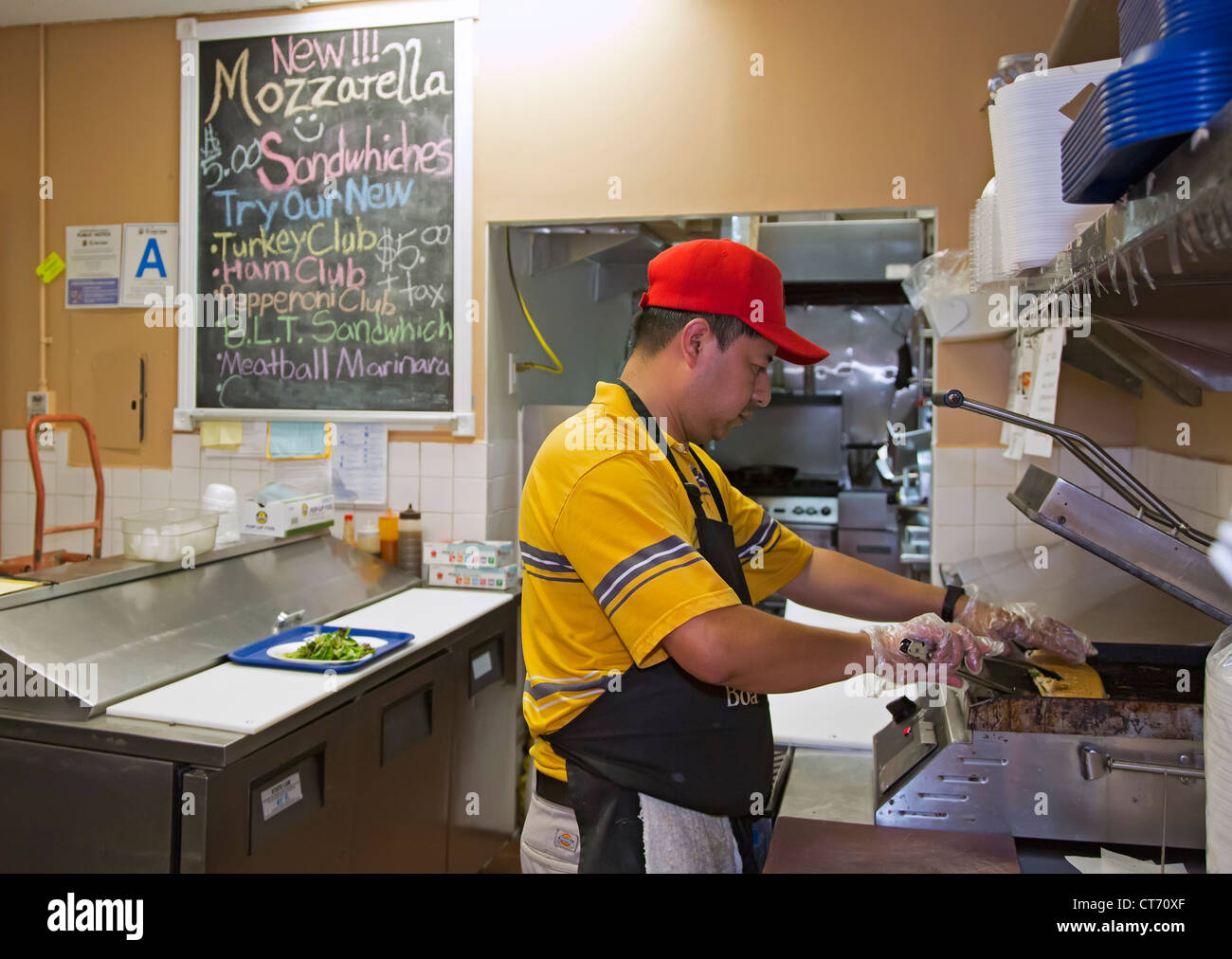 Los Angeles, Kalifornien - ein Arbeiter macht einen Sandwich in einem Fast-Food-Shop in Los Angeles Modeviertel. Stockfoto