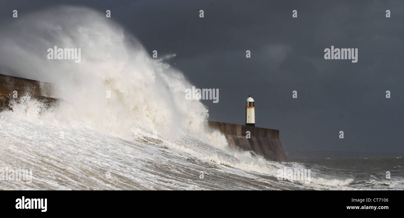 Hurrikan Katia trifft Wales UK Küste massive Wellen Stockfoto