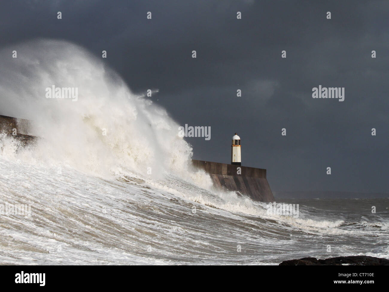 Hurrikan Katia trifft Wales UK Küste massive Wellen Stockfoto