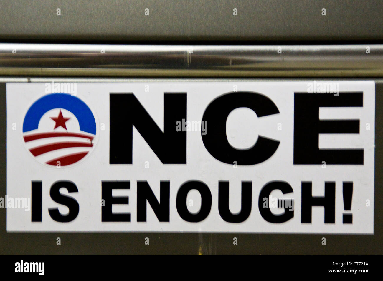 Barack Hussein Obama "Einmal ist genug!"  politischen Aufkleber auf einem Auto Stoßstange. Stockfoto