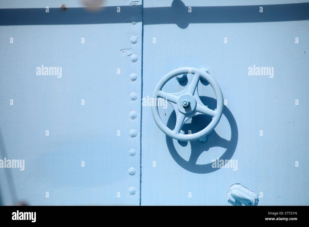 Industrielle Armatur Rad auf blauem Hintergrund, niemand Stockfoto