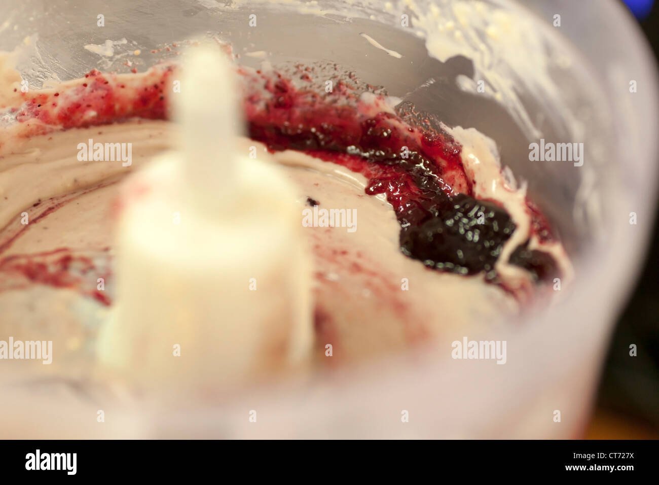 Machen die Huckleberry Glasur bei Tandmen Krapfen, eine kleine Boutique-Bäckerei in Missoula, Montana. Stockfoto