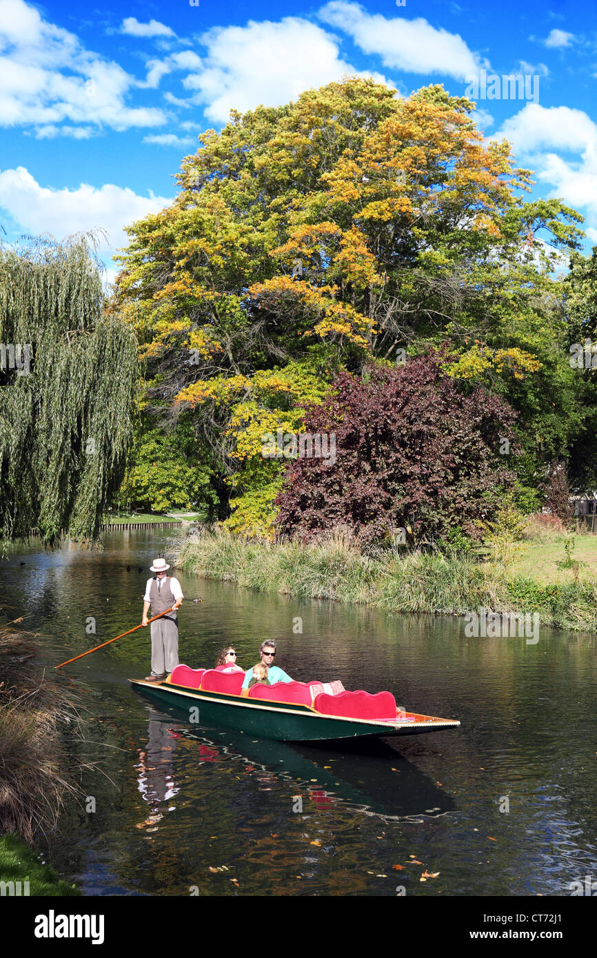 Eine landschaftlich reizvolle Fahrt dauert ein paar in einem Kahn auf dem Avon River in Christchurch. Stockfoto