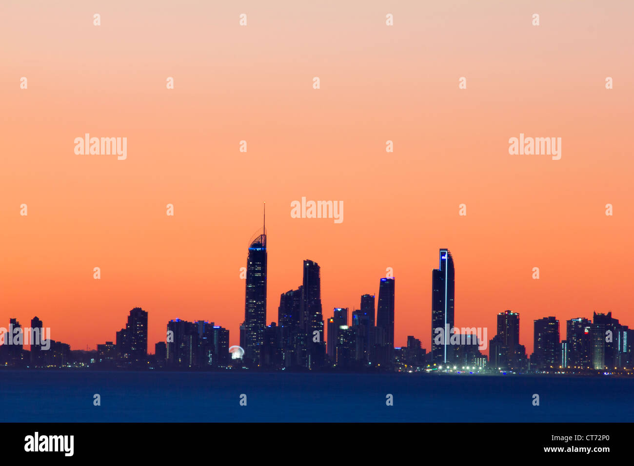 Gold Coast Skyline der Stadt in der Dämmerung Stockfoto