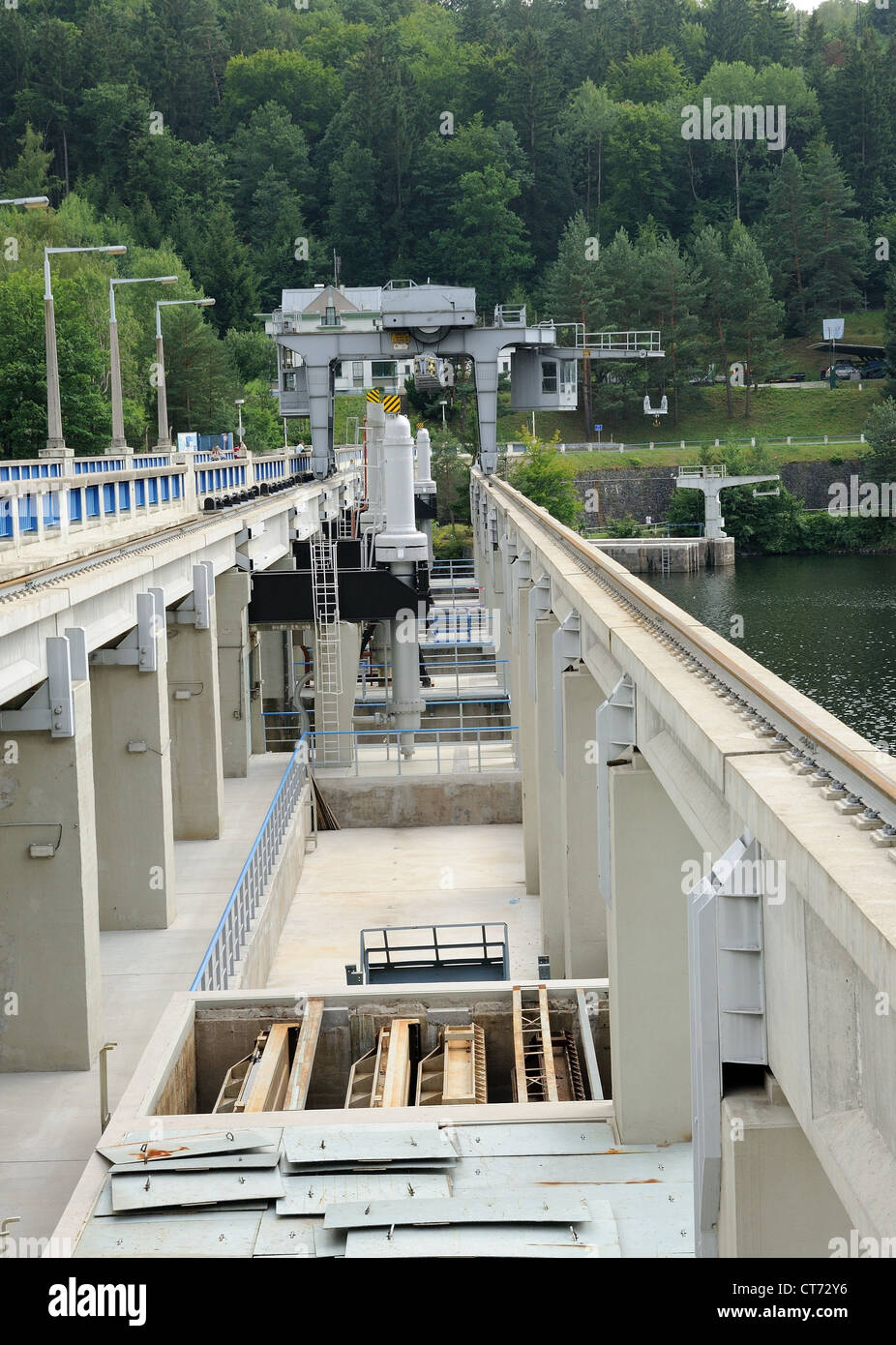 Blick auf die technische Ausstattung der Wasser-Talsperre Slapy in Tschechien. Stockfoto