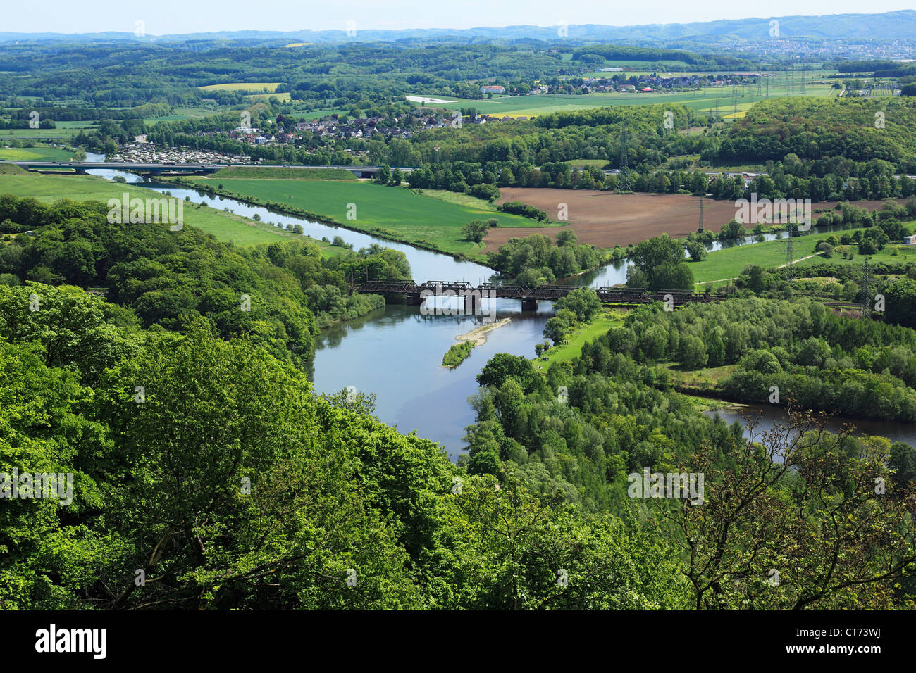Blick von Hohensyburg in Dortmund-Syburg zur Muendung der Lenne in die Ruhr in Stadtgebiet Hagen, Ruhrgebiet, Nordrhein-Westfalen Stockfoto