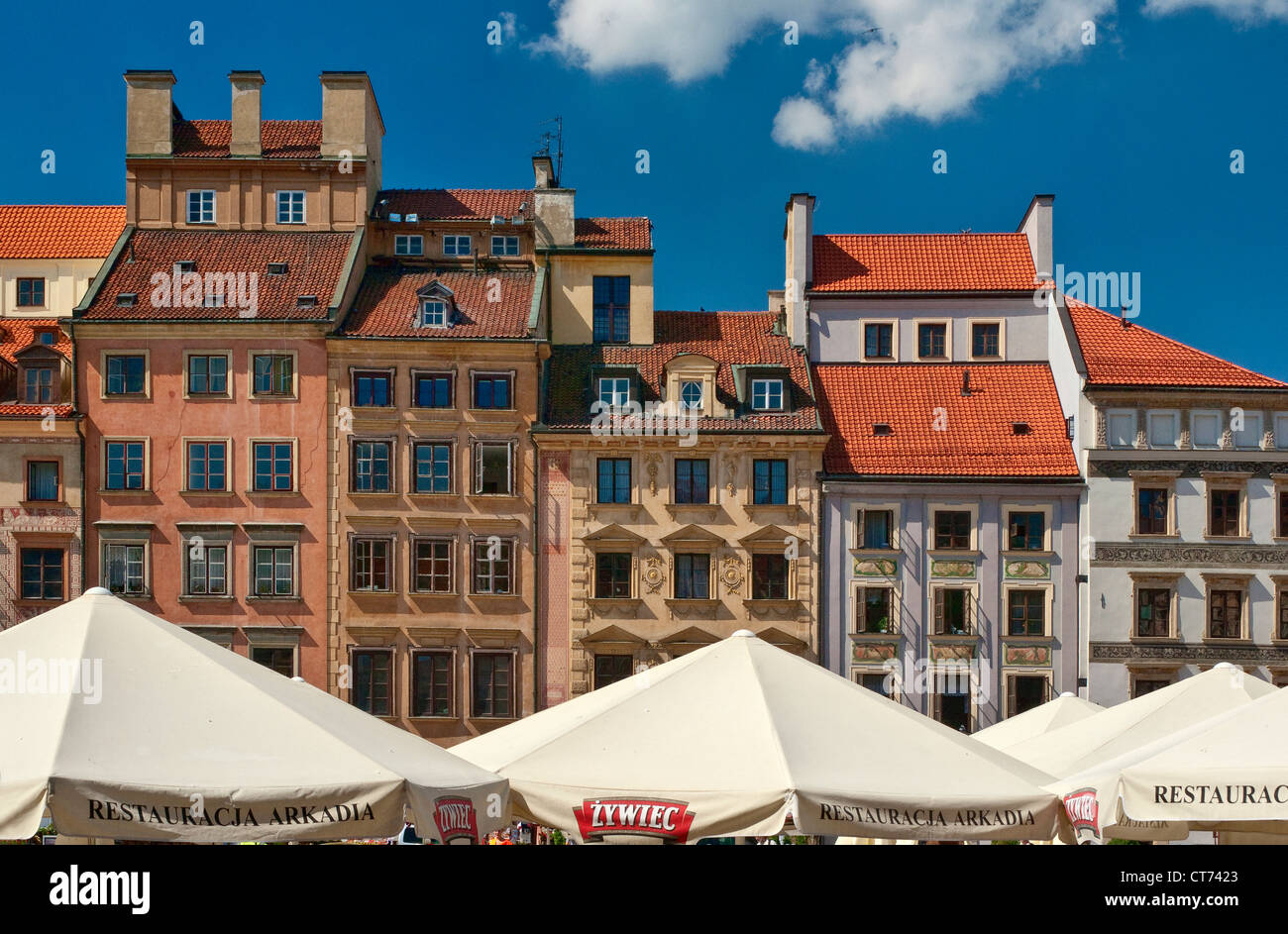 Bürgerhäuser, die nach dem 2. Weltkrieg wieder aufgebaut wurden, und Sonnenschirme in Open-Air-Cafés am Altstädter Marktplatz in Warschau, Polen Stockfoto