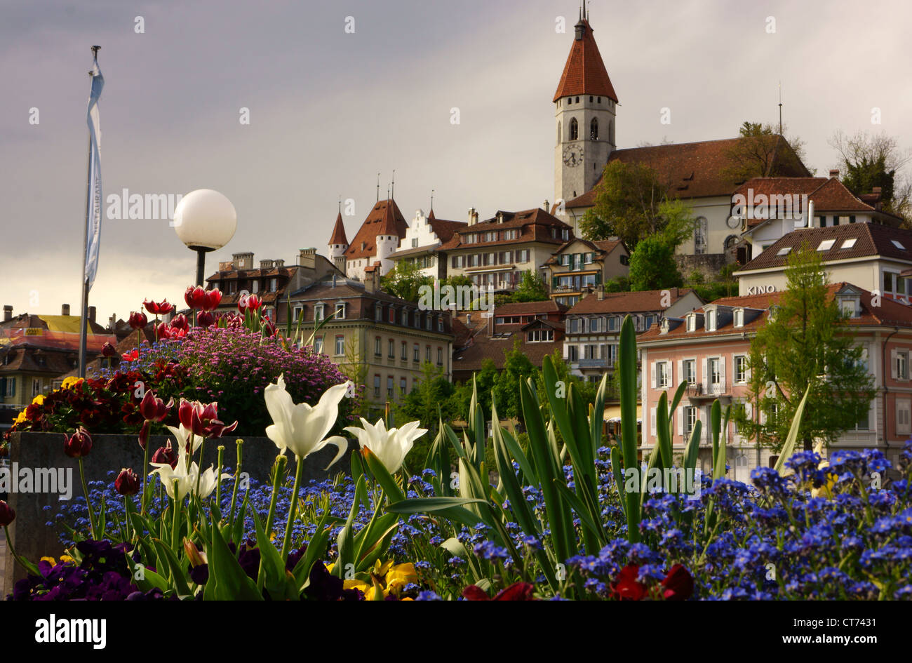 Schloss-Hügel und Kirche bei Thun, Schweiz Stockfoto