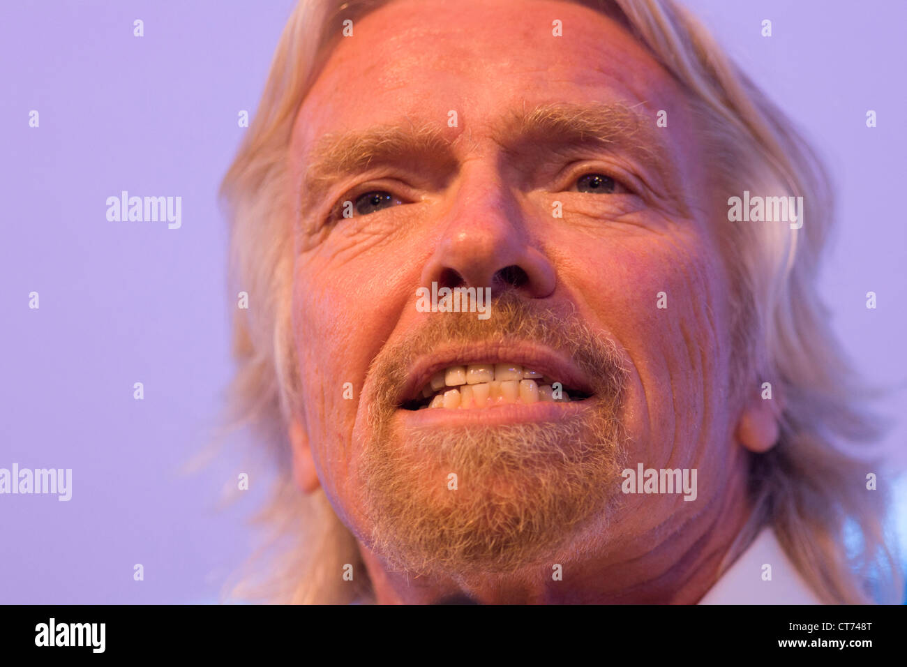 Sir Richard Branson spricht zum Publikum während Virgin Galactic Space Tourismus-Präsentation auf der Farnborough Air Show. Stockfoto