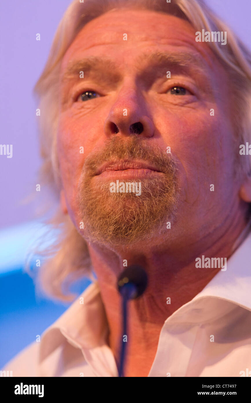 Sir Richard Branson spricht zum Publikum während Virgin Galactic Space Tourismus-Präsentation auf der Farnborough Air Show. Stockfoto