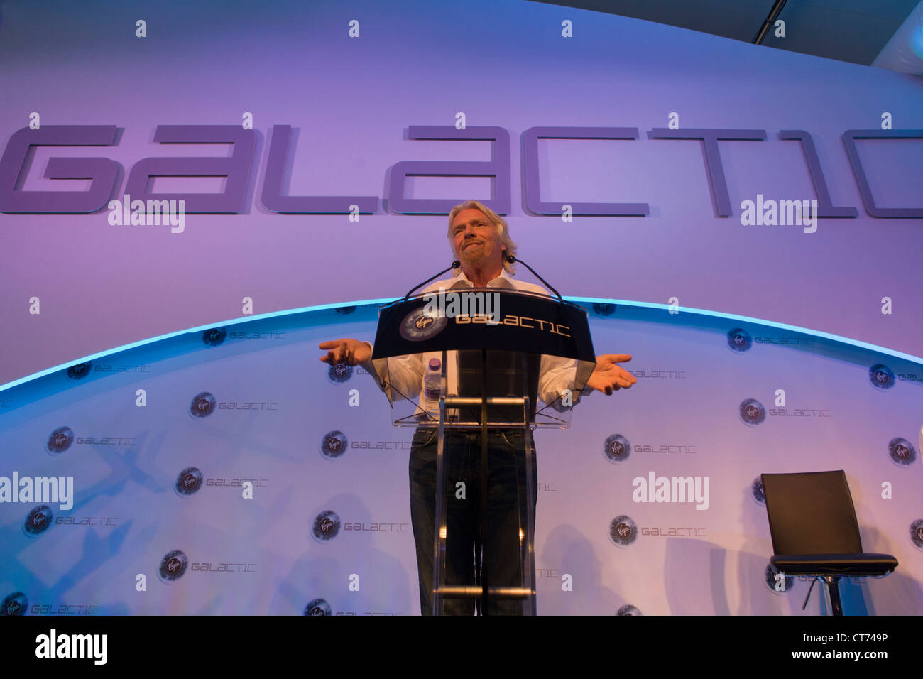 Sir Richard Branson spricht zum Publikum während Virgin Galactic Space Tourismus-Präsentation auf der Farnborough Air Show. Stockfoto