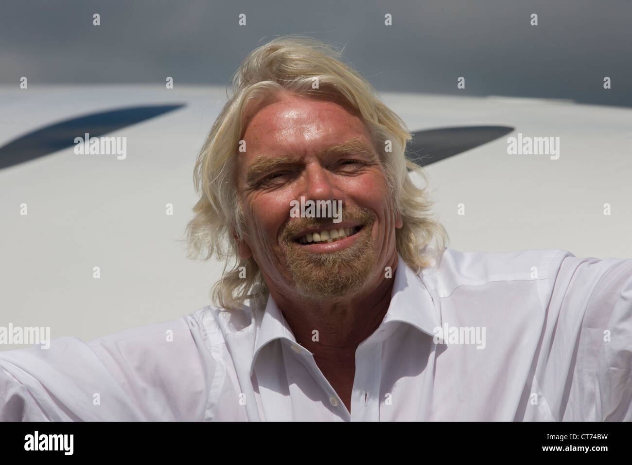 Neben seiner SpaceShipTwo Fahrzeug, Richard Branson nach Virgin Galactic Space Tourismus Präsentation in Farnborough Stockfoto
