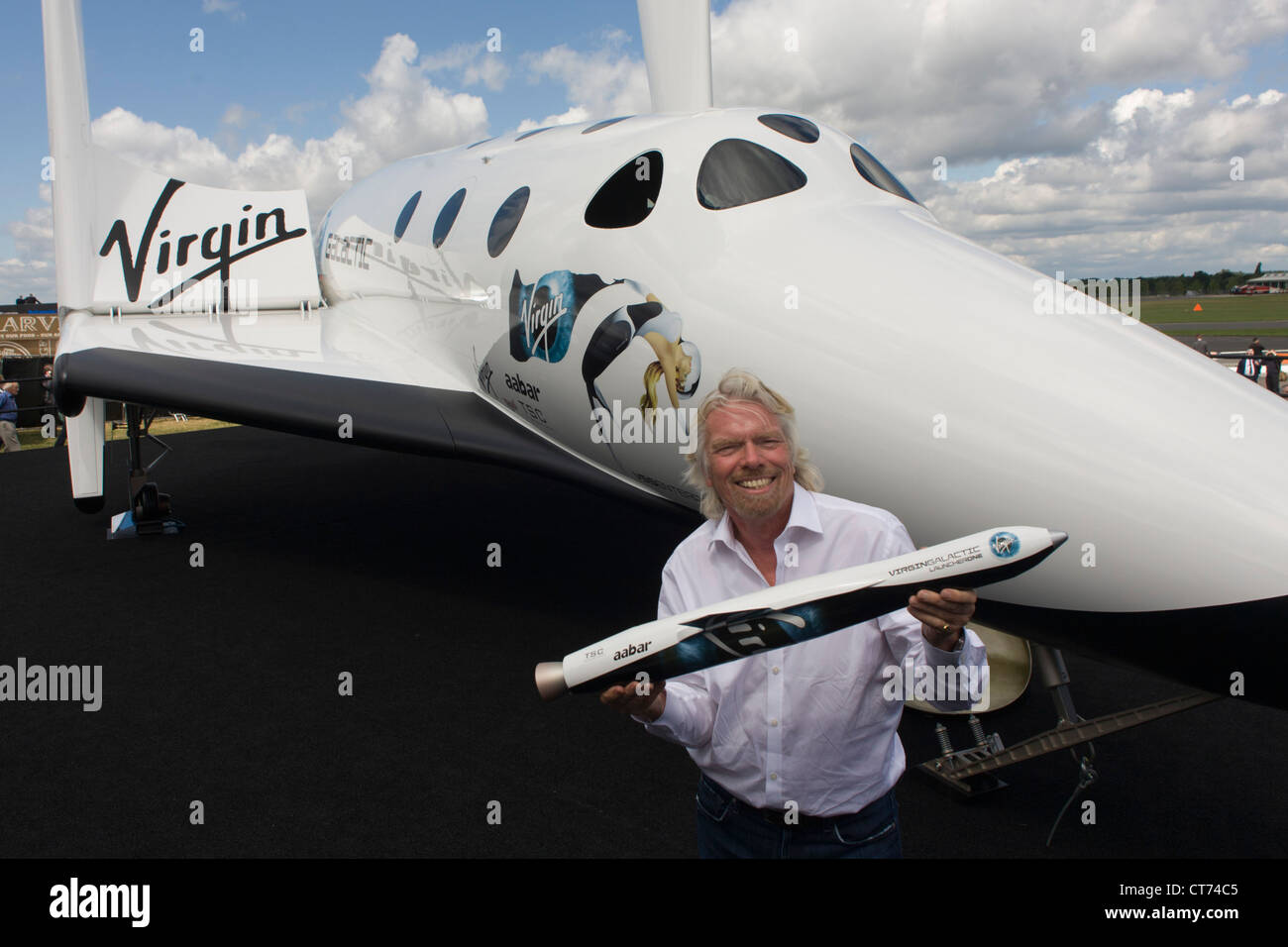 pics Virgin Galactic Launcher https www alamy de stockfoto neben seiner spaceshiptwo fahrzeug halt richard branson modell des satelliten launcherone nach virgin galactic space tourismus prasentation auf der farnborough air show 49329621 html
