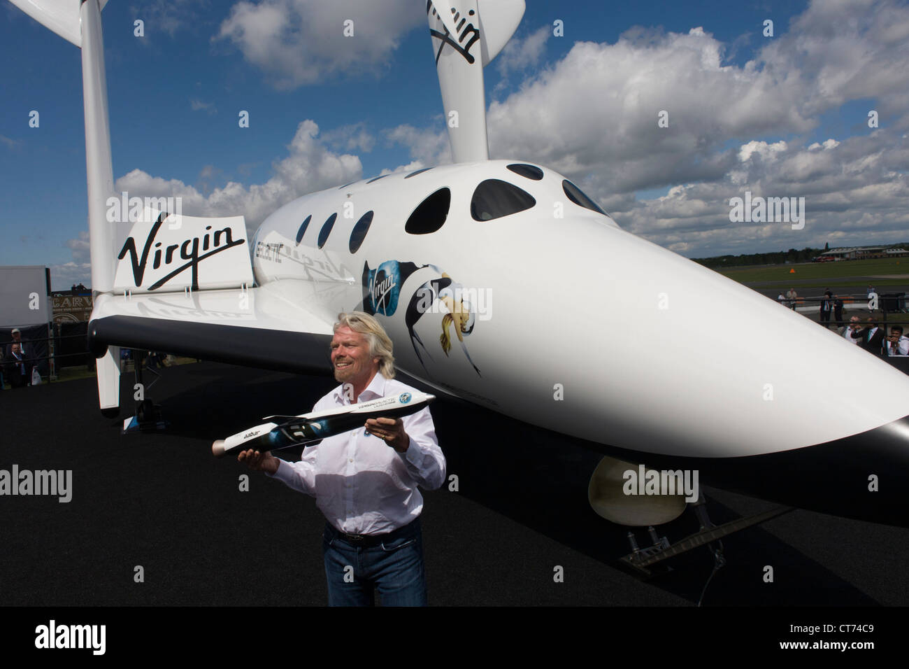 pix Virgin Galactic Launcher https www alamy de stockfoto neben seiner spaceshiptwo fahrzeug halt richard branson modell des satelliten launcherone nach virgin galactic space tourismus prasentation auf der farnborough air show 49329625 html