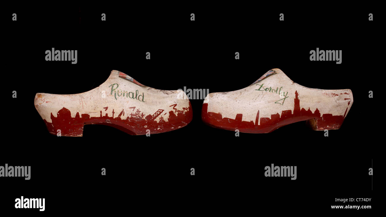 Ein paar persönliche handgefertigte Clogs ein Soldat als Dankeschön für seine Bemühungen während des 2. Weltkrieges gewidmet. (siehe Beschreibung) Stockfoto