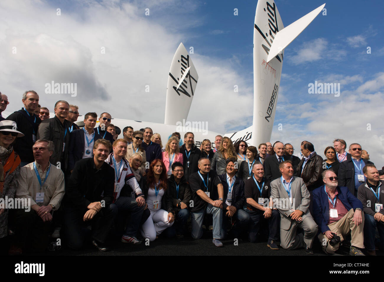 Virgin Galactic Astronauten von SpaceShipTwo Modell für eine weitere Ankündigung durch die Führungskräfte des Unternehmens bei einem PR-Event sammeln angemeldet. Stockfoto