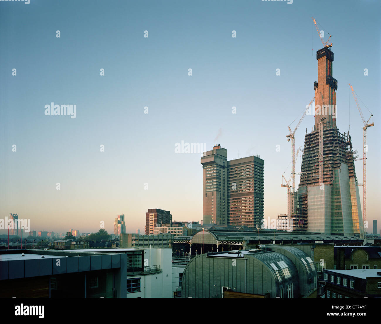 Shard, London, Vereinigtes Königreich. Architekt: Renzo Piano Building Workshop, 2012. Winter-Dawn-Ansicht mit Betonkern, steelwor Stockfoto