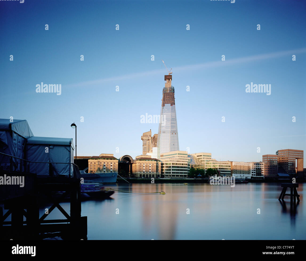 Shard, London, Vereinigtes Königreich. Architekt: Renzo Piano Building Workshop, 2012. Dawn-Blick über die Themse von Custom House. Stockfoto