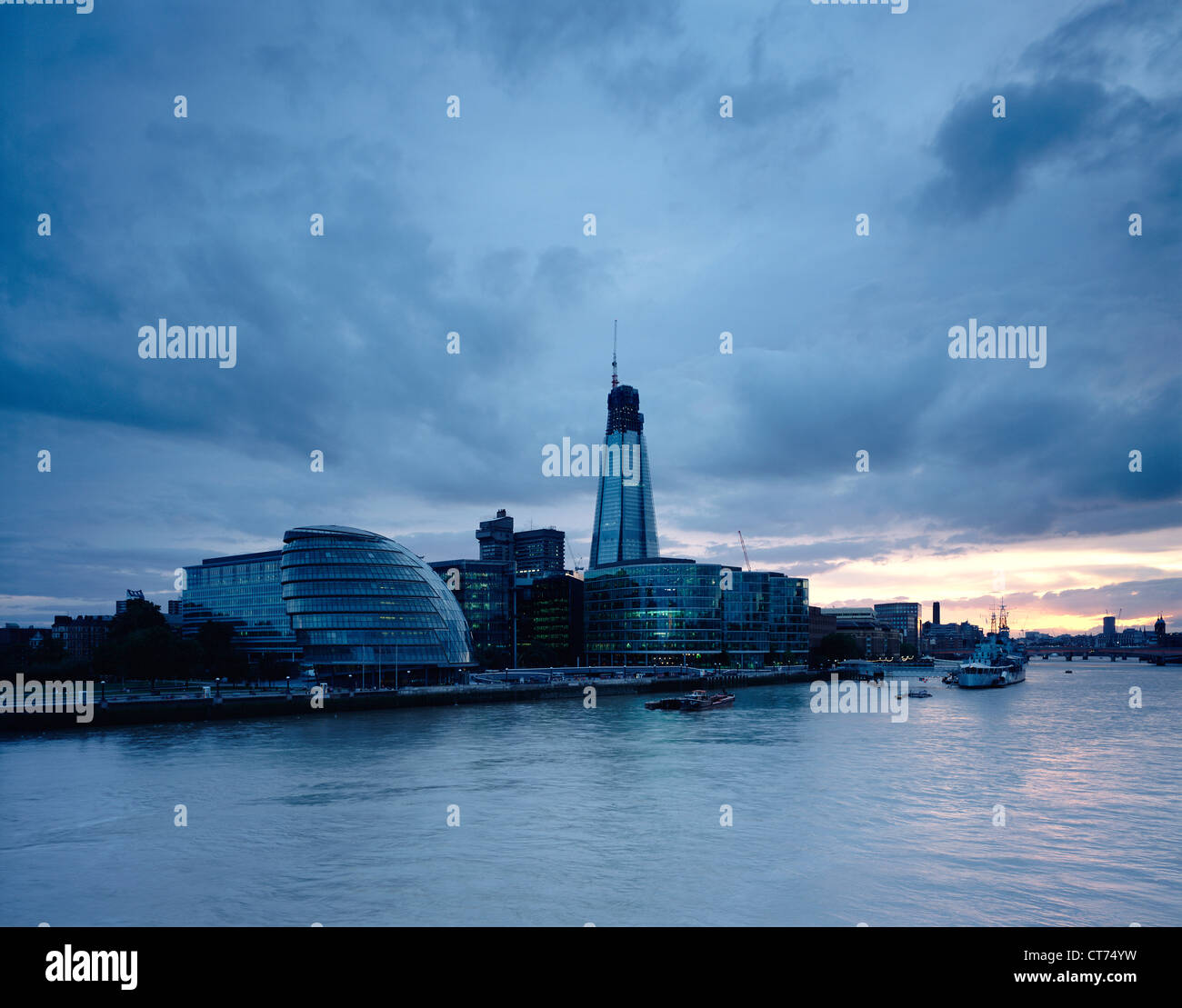 Shard, London, Vereinigtes Königreich. Architekt: Renzo Piano Building Workshop, 2012. Sonnenuntergang von der Tower Bridge. Stockfoto