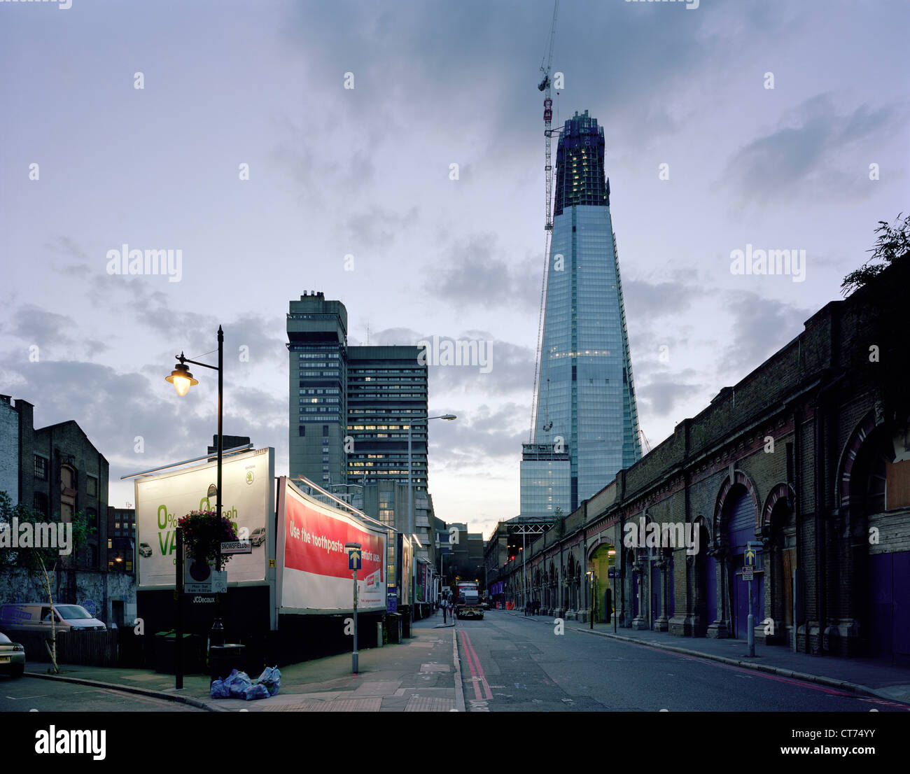 Shard, London, Vereinigtes Königreich. Architekt: Renzo Piano Building Workshop, 2012. Abenddämmerung Blick von St. Thomas Street (Ost). Stockfoto