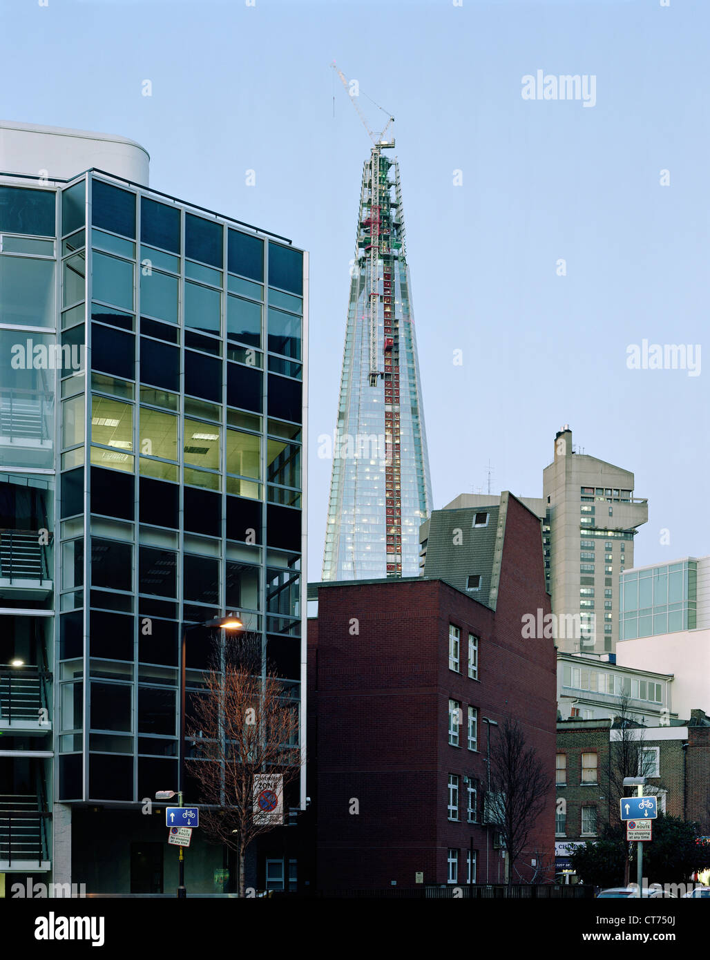 Shard, London, Vereinigtes Königreich. Architekt: Renzo Piano Building Workshop, 2012. Winter-Dämmerung. Blick vom Great Dover Street anzeigen Stockfoto