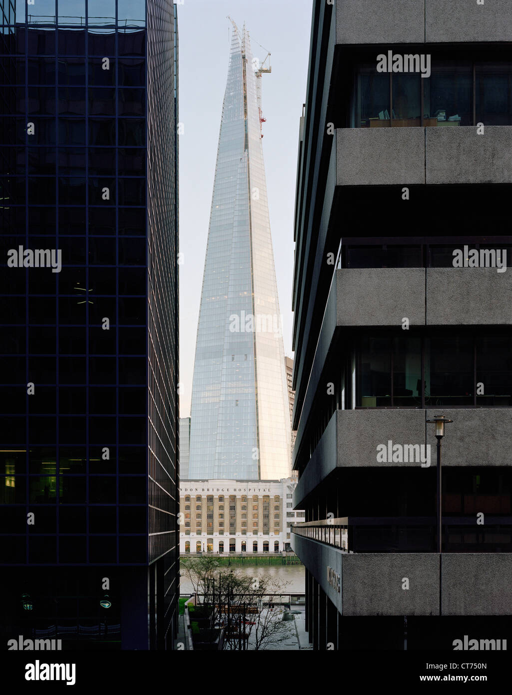 Shard, London, Vereinigtes Königreich. Architekt: Renzo Piano Building Workshop, 2012. Blick vom unteren Thames Street zeigt urban conte Stockfoto